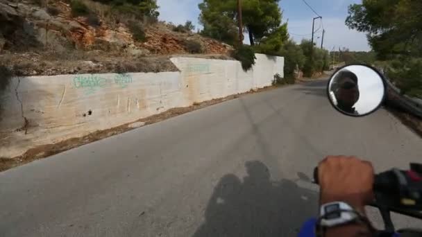 Reiten auf den Straßen der Insel Poros — Stockvideo