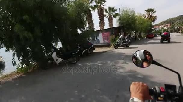 Equitazione sulle strade dell'isola di Poros — Video Stock