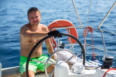 Yelkenli katılan denizci