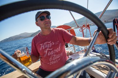 Yelkenli katılan denizci