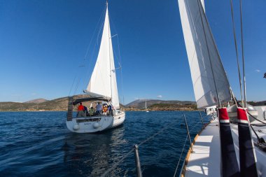Denizciler yelkenli yarışlarına katılıyorlar.