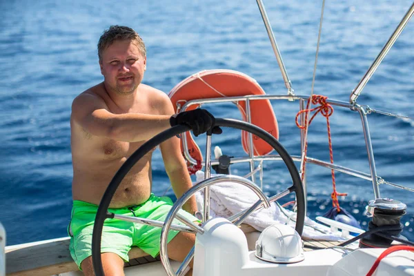 Yelkenli katılan denizci