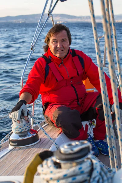 Yelkenli katılan denizci — Stok fotoğraf
