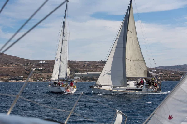 Segler nehmen an Segelregatta teil — Stockfoto