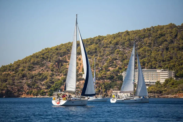 Les marins participent à la régate de voile — Photo