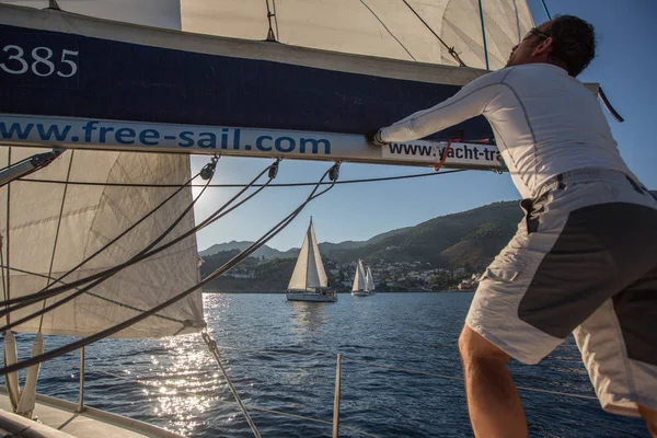 Marinero participando en regata de vela —  Fotos de Stock