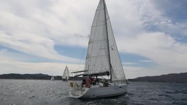 Denizciler yelkenli yarışlarına katılıyorlar.