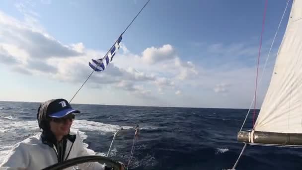 Los marineros participan en regata de vela — Vídeos de Stock