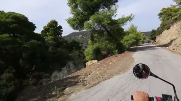 Riding ATV on serpentine roads of Poros — Stock Video