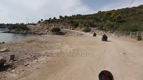 Montar ATV en carreteras serpentinas de Poros — Vídeo de stock