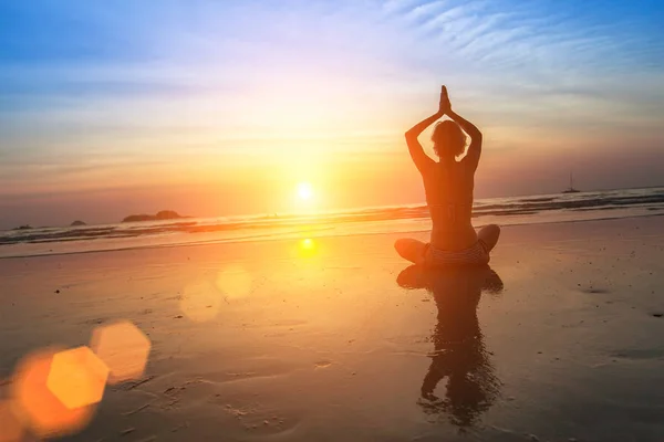 Frau praktiziert Yoga — Stockfoto