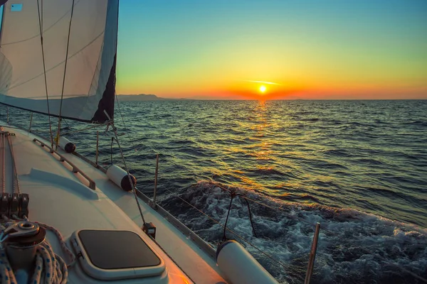 Zeilen in de wind door de golven — Stockfoto