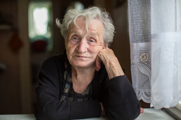 Zavallı yaşlı bir kadın — Stok fotoğraf