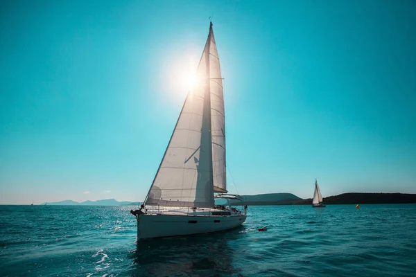 Sailing ship with white sails — Stock Photo, Image