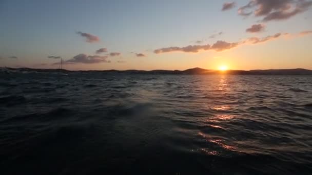 Zonsondergang schot vanaf de zwevende boot — Stockvideo