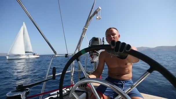 Muž plachtění během yacht regatta — Stock video