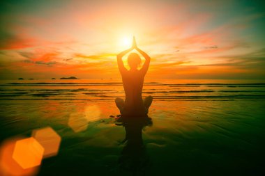 Yoga poz oturan kız