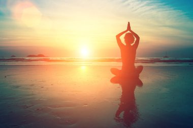 Kadın meditasyon yapıyor.