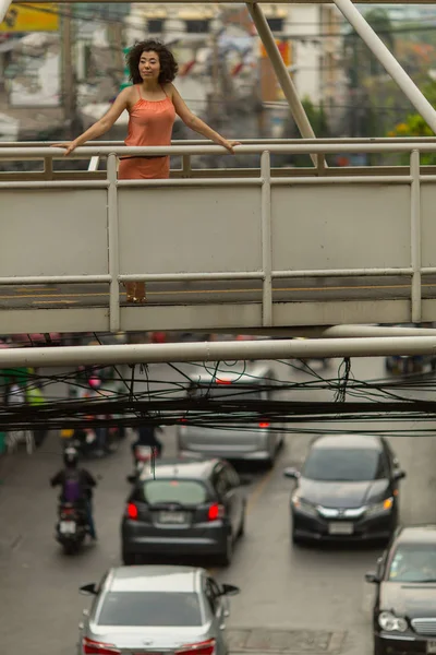 Женщина на улице в промышленном городе — стоковое фото