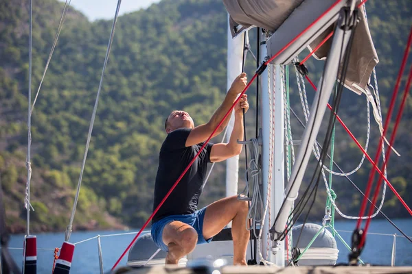 Man op zeilschip — Stockfoto