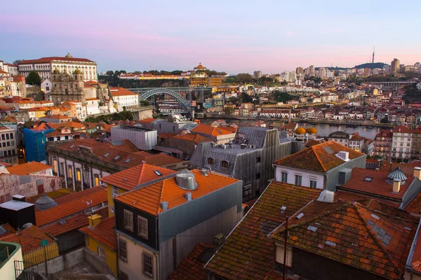 포르투의 오래 된 도시의 지붕 — 스톡 사진