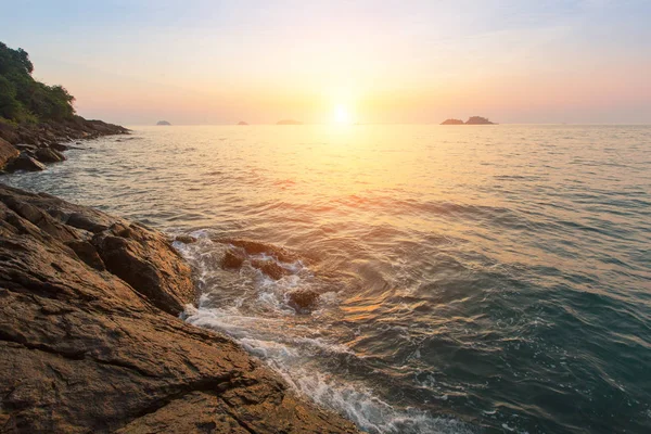 Orilla rocosa al atardecer — Foto de Stock