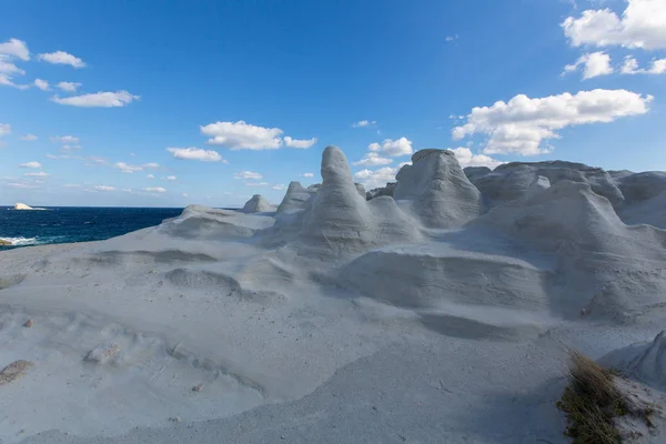 Formaciones minerales en las costas Isla de Milos — Foto de Stock
