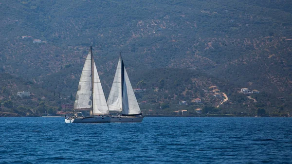 Zwei Segelboote auf ruhigen stillen Gewässern — Stockfoto