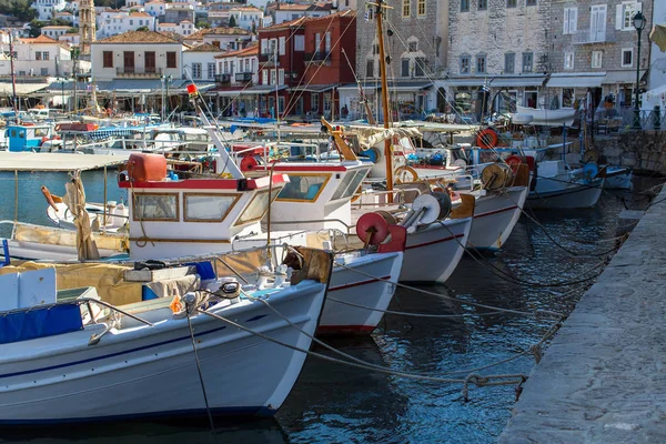 Hidra adası iskelede tekneler — Stok fotoğraf