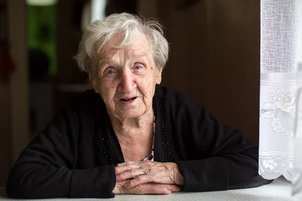 Idős nő otthonában — Stock Fotó