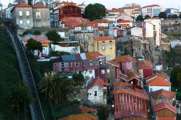 Будинки в одному старих кварталів Порто — стокове фото