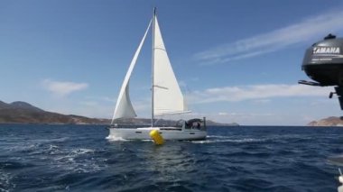 Denizciler yelkenli yarışlarına katılıyorlar.