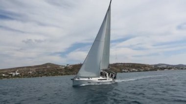 Denizciler yelkenli yarışlarına katılıyorlar.