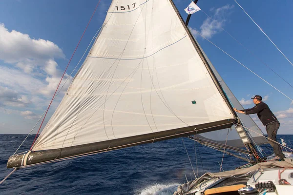 Marinero participar en regata de vela — Foto de Stock