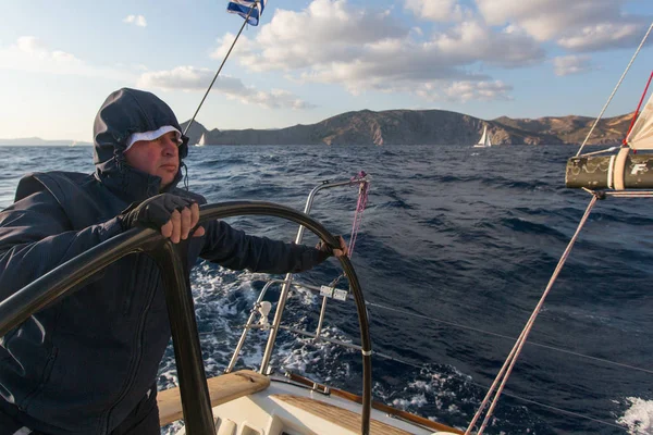 Námořník se účastní plachtění regata — Stock fotografie