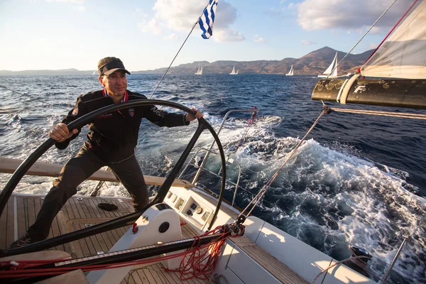 Un marin participe à une régate de voile — Photo