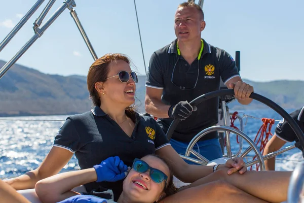 Les marins participent à la régate de voile — Photo