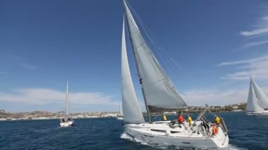 Denizciler yelkenli yarışlarına katılıyorlar.