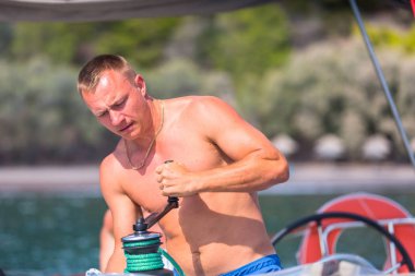 Adam yelkenli yat üzerinde