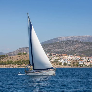 Denizde yelkenli tekne