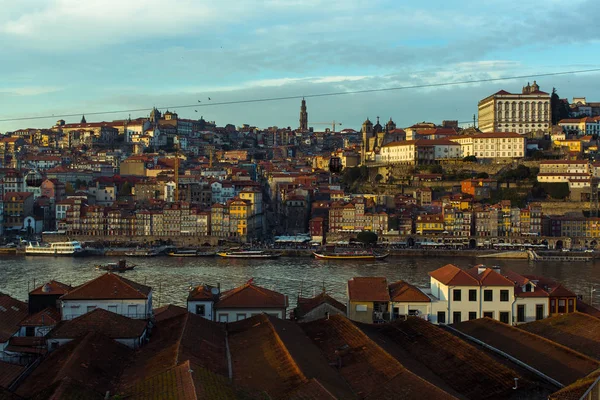 Río Duero en el casco antiguo de Oporto — Foto de Stock