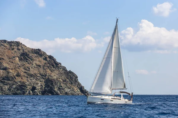 Barco em regata à vela no mar Egeu Imagens De Bancos De Imagens