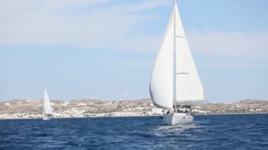 Denizciler yelkenli yarışlarına katılıyorlar.