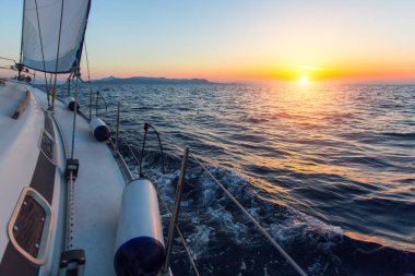 Lüks yelkenli yat günbatımında 