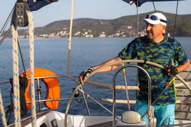 adam gemi dümen sahanın