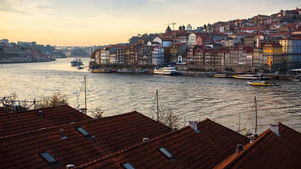 Porto tarihi kent merkezine ve Duoro rive — Stok fotoğraf