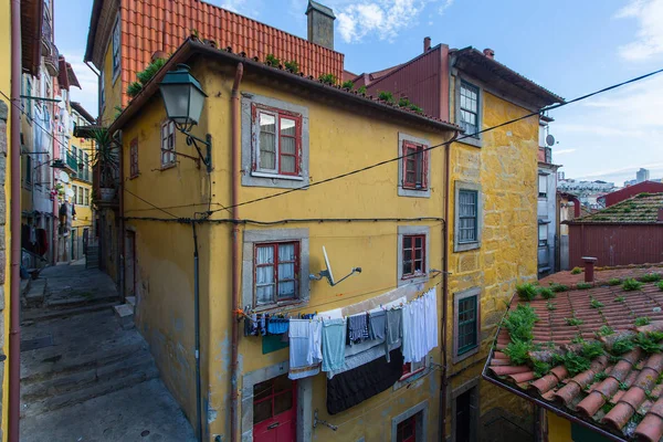 Життя будинки в Старому місті Порто — стокове фото