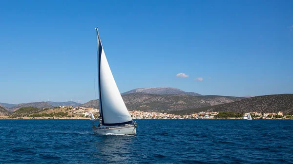 Barca a vela con vele bianche — Foto Stock