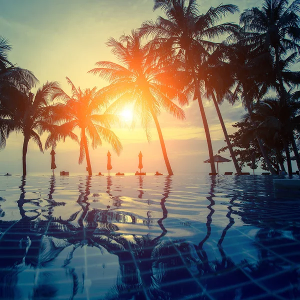 Zonsondergang op een tropische resort strand — Stockfoto