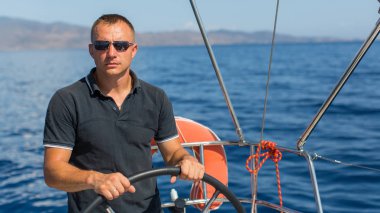 Yelkenli tekne dümene adama
